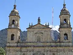 La catedral con los Cerros Orientales al fondo