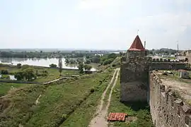 Los restos de las murallas de la fortaleza con el río Dniéster al fondo