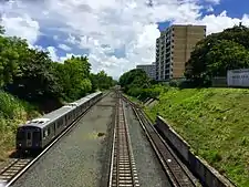 Tren Urbano acercándose a la estación de Martínez Nadal