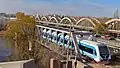 El Tren del Valle en el puente sobre el Río Neuquén.