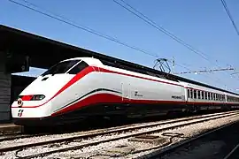 Frecciabianca opera en las líneas principales de Trenitalia. Para en las grandes ciudades.