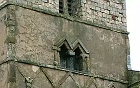 Ventanas geminadas triangulares en la torre de St Peter's Church, Barton-upon-Humber