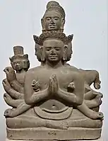 Trimurti de Angkor. Tallado en arenisca, la estatua se remonta al siglo XI. Expuesta en el Museo Nacional de Camboya.