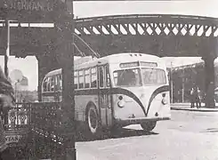 El puente, un trolebús y la entrada al Subte