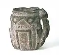 Trono de limosna para el Festival de Purim, España, 1319, piedra tallada, 13,2 x 12,5 cm, depósito del Museo Nacional de la Edad Media, París.