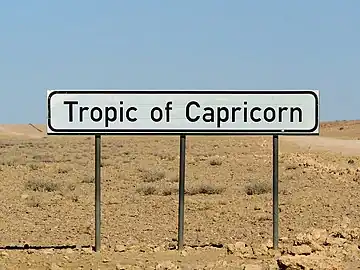 Una señal que marca el Trópico de Capricornio a su paso por Namibia.