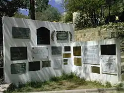 Placas en la tumba de Gabriela Mistral.