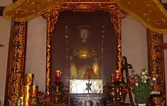 Estatua de Bà Triệu en el interior del templo