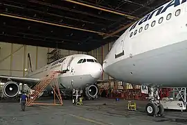 Aviones en mantenimiento en el Aeropuerto Mehrabad.