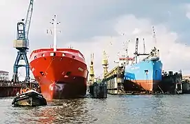 Dique flotante en el puerto de Hamburgo, Alemania