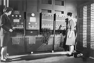 Dos mujeres operando la ENIAC