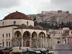 Mezquita Tzistarakis. Al fondo, la Acrópolis.