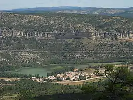 Vista de la localidad y la laguna desde el Mirador de Uña