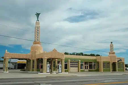 El U-Drop Inn, una gasolinera y restaurante al borde de la Ruta 66 en Shamrock, Texas (1936).