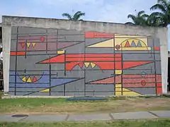 Mural de Oswaldo Vigas llamado Un elemento estático en cinco posiciones ubicado en el edificio de comunicaciones, fachada este.