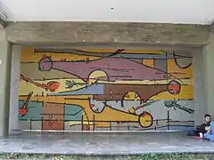 Mural de Oswaldo Vigas llamado Un elemento - personaje triple ubicado en el edificio del Rectorado, fachada este, contiguo a Tierra de Nadie.
