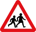 Señal de tráfico del Reino Unido que advierte sobre la presencia de escolares, una de las señales pictográficas diseñadas por Calvert antes de la Revisión de Worboys de 1963