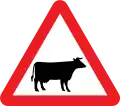 Señal de carretera del Reino Unido que advierte de animales de granja, basada en una vaca que Calvert recordaba de su infancia