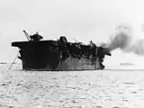 El portaaviones ligero estadounidense USS Independence (CVL-22) en llamas en popa, poco después de la prueba de explosión aérea de la bomba atómica «Able Day» en Bikini el 1 de julio de 1946.