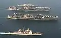 USS John F. Kennedy (CV-67) y el USS Saratoga (CV-60) de la clase Forrestal. Se aprecian las diferencias en la configuración de los elevadores.