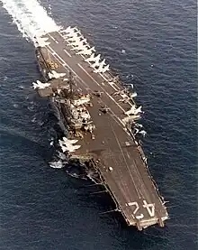 El Roosevelt durante su travesía final, con aviones Harrier en la cubierta
