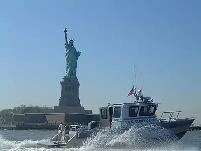 La Unidad Marítima patrulla frente a las aguas de Liberty Island.