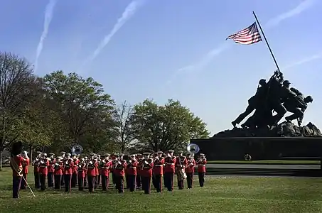 La banda del cuerpo de marines tocando ante el monumento.