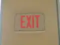 Una Exit Sign con letras rojas propia de Estados Unidos.