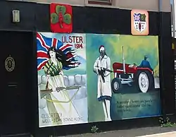 Shankill Road, Belfast. Una granjera hace guardia frente a posibles ataques republicanos mientras su marido trabaja.