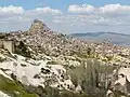 Pueblo troglodítico de Üçhisar en Capadocia, Turquía