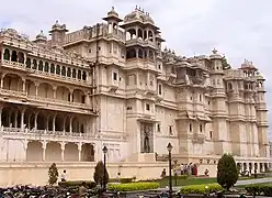 Palacio de la ciudad fue construido por Udai Singh II después de cambiar su capital a Udaipur debido a la invasión musulmana