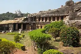 Cueva-monasterio jainita en las cuevas de Udayagiri y Khandagiri (siglo II a. C.)