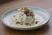 Una île flottante (isla flotante) es un postre que consiste en merengue flotando en crema inglesa.