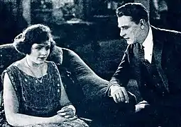 Escena de Under Oath (1922), con Elaine Hammerstein y Mahlon Hamilton