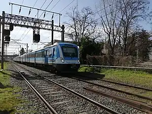 Tren del servicio suburbano del Ferrocarril General Roca en el ramal Plaza Constitución - Alejandro Korn llegando a la estación Adrogué en dirección a Alejandro Korn