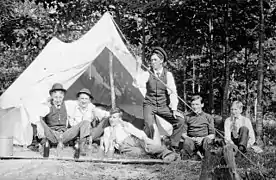 Campistas ante su tienda en Canadá, ca. 1907.