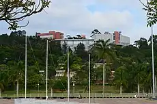 Plaza Cívica e Instituto de Ciencias Exactas (ICE), al fondo.