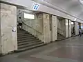 Estación de metro Universitet - Escalera en medio del hall central que lleva a la salida en el vestíbulo sur. 26 de mayo de 2007.