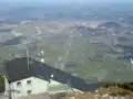 Vista de la cuenca de Salzburgo desde la cima del Untersberg. El aeropuerto de Salzburgo se encuentra a la izquierda y la ciudad de Salzburgo a la derecha