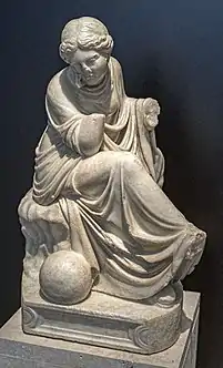 Estatua de la musa Urania, protectora de la Astronomía. Está esculpida en mármol, datada en el siglo I y procede de Churriana, Málaga. Mide unos 70 cm de altura.