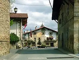 Vista de una calle de Urdiáin.