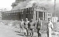 Soldados alemanes frente a una fábrica de Ursus en llamas