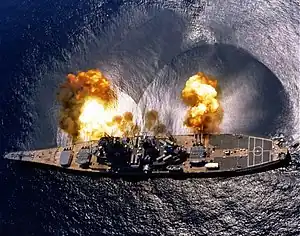 El USS Iowa disparando sus nueve cañones de 406 mm