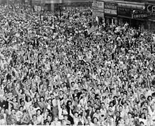 Multitudes celebrando el Día de la Victoria sobre Japón en el Times Square.