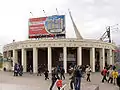 Estación de metro VDNJ - Vestíbulo con el Monumento a los Conquistadores del Espacio al fondo.