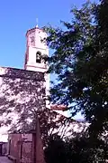 Vista parcial de la iglesia parroquial, con detalle de la torre-campanario.