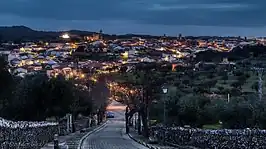 Vista nocturna de la localidad desde la cuesta de la ermita de los Remedios.