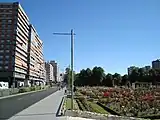 La rosaleda a la derecha. A la izquierda, el Paseo de Isabel la Católica.