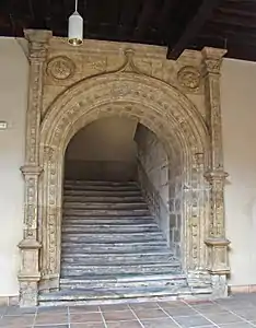 Puerta de acceso a la escalera palaciega