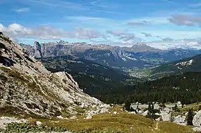 El valle de San Cassiano, valle lateral del val Badia, desde el paso de Valparola.